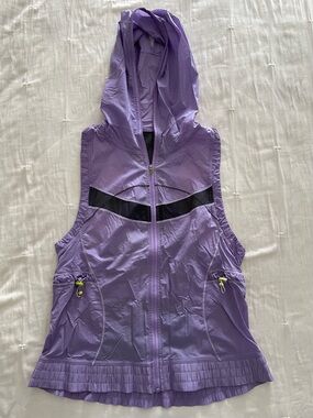 Lululemon Run Like The Wind Hooded Vest Size 8 Lilac / Black
